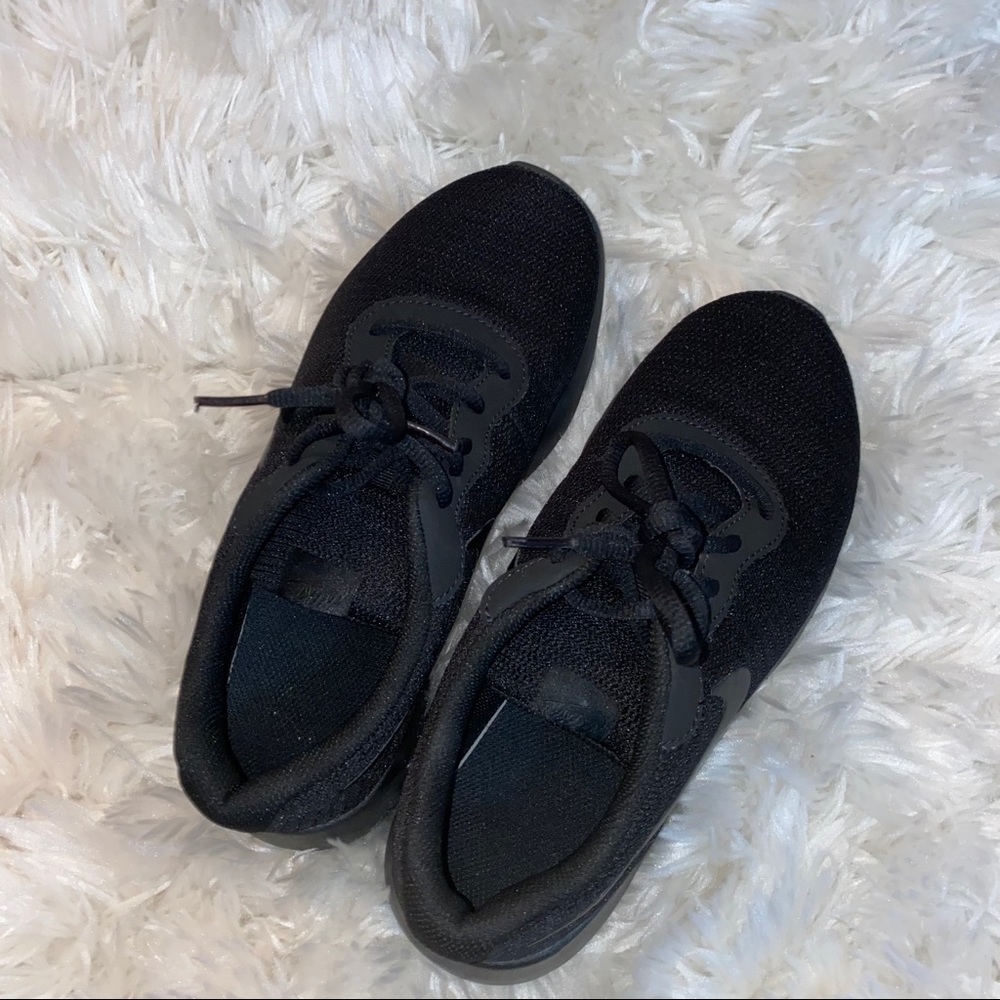 NIKE TENNIS SHOES